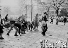 1982-1983, Warszawa, Polska.
Stan wojenny, ludzie zbierają z chodnika rozrzucone ulotki.
Fot. Anna Pietuszko, zbiory Ośrodka KARTA