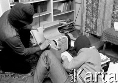 1981-1983, Warszawa, Polska.
Podziemna drukarnia w okresie stanu wojennego. 
Fot. Anna Pietuszko, zbiory Ośrodka KARTA