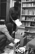 1981-1983, Warszawa, Polska.
Podziemna drukarnia w okresie stanu wojennego. 
Fot. Anna Pietuszko, zbiory Ośrodka KARTA