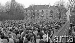 11.11.1984, Warszawa, Polska.
Tłum zgromadzony przed kościołem św. Stanisława Kostki na mszy za ojczyznę tuż po śmierci księdza Jerzego Popiełuszki.
Fot. Anna Pietuszko, zbiory Ośrodka KARTA