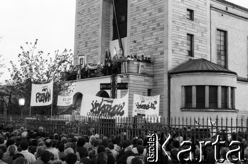 11.11.1984, Warszawa, Polska.
Tłum zgromadzony przed kościołem św. Stanisława Kostki na mszy za ojczyznę tuż po śmierci księdza Jerzego Popiełuszki.
Fot. Anna Pietuszko, zbiory Ośrodka KARTA