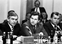 6.02.1989, Warszawa, Polska. 
Pierwszy dzień obrad Okrągłego Stołu. Siedzą od lewej: Leszek Miller, Aleksander Kwaśniewski, Norbert Aleksiewicz.
Fot. Anna Pietuszko, zbiory Ośrodka KARTA