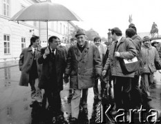 6.02.1989, Warszawa, Polska.
Obrady Okrągłego Stołu. Przedstawiciele strony solidarnościowo-opozycyjnej w drodze do Pałacu Namiestnikowskiego, siedziby Urzędu Rady Ministrów. Na pierwszym planie od lewej: Lech Wałęsa, Tadeusz Mazowiecki i Zbigniew Bujak, 1. z lewej Andrzej Rzeczycki, 1. z prawej Janusz Onyszkiewicz.
Fot. Anna Pietuszko, zbiory Ośrodka KARTA