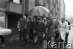 6.02.1989, Warszawa, Polska.
Pierwszy dzień obrad Okrągłego Stołu. Przedstawiciele strony solidarnościowo-opozycyjnej w drodze do Pałacu Namiestnikowskiego na obrady. Na czele idą Tadeusz Mazowiecki i Lech Wałęsa. Z tyłu m.in. Piotr Nowina-Konopka (3. z lewej), Andrzej Rzeczycki (4. z lewej), Bronisław Geremek (6. z lewej) i Krzysztof Pusz (1. z prawej). 
Fot. Anna Pietuszko, zbiory Ośrodka KARTA