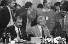 6.02.1989, Warszawa, Polska.
Obrady Okrągłego Stołu w Pałacu Namiestnikowskim, siedzibie Urzędu Rady Ministrów. Siedzą od lewej: Tadeusz Rączkiewicz i Alfred Miodowicz.
Fot. Anna Pietuszko, zbiory Ośrodka KARTA