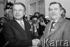 5.04.1989, Warszawa, Polska. 
Pałac Namiestnikowski, Czesław Kiszczak i Lech Wałęsa w dniu zakończenia obrad Okrągłego Stołu.
Fot. Anna Pietuszko, zbiory Ośrodka KARTA
