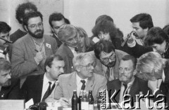 6.02.1989, Warszawa, Polska.
Obrady Okrągłego Stołu. Przy stole strona rządowo-koalicyjna, siedzą od lewej: Janusz Jarliński, Tadeusz Rączkiewicz, Alfred Miodowicz i Romuald Sosnowski; z tyłu m.in. Joanna Szczęsna.
Fot. Anna Pietuszko, zbiory Ośrodka KARTA