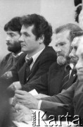 6.02.1989, Warszawa, Polska.
Obrady Okrągłego Stołu w Pałacu Namiestnikowskim. Przy stole strona solidarnościowo-opozycyjna, od lewej: Władysław Frasyniuk, Zbigniew Bujak, Bronisław Geremek, Edward Radziewicz i Jerzy Turowicz.
Fot. Anna Pietuszko, zbiory Ośrodka KARTA