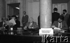 6.02.1989, Warszawa, Polska.
Pierwszy dzień obrad Okrągłego Stołu. Rzecznik prasowy rządu Jerzy Urban przy stole rzeczników.
Fot. Anna Pietuszko, zbiory Ośrodka KARTA