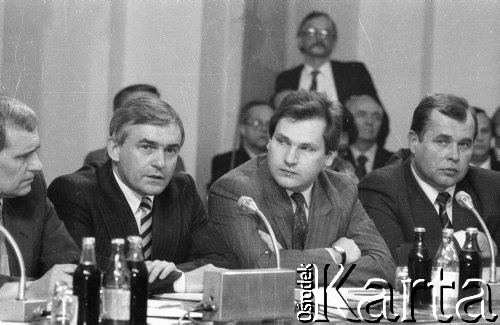 6.02.1989, Warszawa, Polska. 
Obrady Okrągłego Stołu. Przy stole strona rządowo-koalicyjna, od lewej: Marek Hołdakowski, Leszek Miller, Aleksander Kwaśniewski i Norbert Aleksiewicz.
Fot. Anna Pietuszko, zbiory Ośrodka KARTA