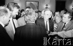 6.02.1989, Warszawa, Polska.
Pałac Namiestnikowski, pierwszy dzień obrad Okrągłego Stołu. Stoją od lewej: Jacek Kuroń, Mieczysław Gil, Tadeusz Mazowiecki, Zofia Kuratowska i Lech Wałęsa.
Fot. Anna Pietuszko, zbiory Ośrodka KARTA
