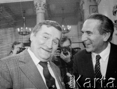 6.02.1989, Warszawa, Polska.
Pałac Namiestnikowski, pierwszy dzień obrad Okrągłego Stołu. Od lewej stoją: Lech Wałęsa i Ryszard Reiff.
Fot. Anna Pietuszko, zbiory Ośrodka KARTA
