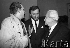 6.02.1989, Warszawa, Polska.
Pałac Namiestnikowski, pierwszy dzień obrad Okrągłego Stołu. Od lewej stoją: Adam Michnik, Mieczysław Gil i Jerzy Turowicz.
Fot. Anna Pietuszko, zbiory Ośrodka KARTA