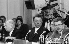 6.02.1989, Warszawa, Polska. 
Pałac Namiestnikowski, pierwszy dzień obrad Okrągłego Stołu. Przy stole od lewej: Andrzej Stelmachowski, Józef Ślisz, Władysław Liwak i Jacek Merkel.
Fot. Anna Pietuszko, zbiory Ośrodka KARTA