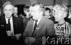 6.02.1989, Warszawa, Polska. 
Pierwszy dzień obrad Okrągłego Stołu. Od lewej stoją: Tadeusz Mazowiecki, Lech Wałęsa i Zofia Kuratowska; za L. Wałęsą Piotr Baumgart, Alojzy Pietrzyk, za Z. Kuratowską Krzysztof Pusz.
Fot. Anna Pietuszko, zbiory Ośrodka KARTA