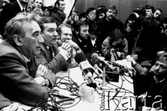 28.01.1989, Warszawa, Polska.
Konferencja prasowa. Od lewej: Tadeusz Mazowiecki, Lech Wałęsa, Bronisław Geremek i Mieczysław Gil. Fot. Anna Wdowińska, zbiory Ośrodek KARTA.
Fot. Anna Wdowińska, zbiory Ośrodka KARTA.