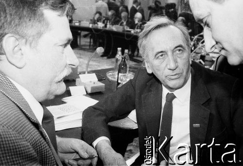 6.02.1989, Warszawa, Polska.
Pierwszy dzień obrad Okrągłego Stołu. Lech Wałęsa rozmawia z Tadeuszem Mazowieckim.
Fot. Anna Pietuszko, zbiory Ośrodka KARTA
