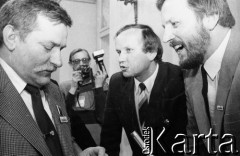 6.02-5.04.1989, Warszawa, Polska.
Obrady Okrągłego Stołu. Od lewej: Lech Wałęsa, Grzegorz Kołodko i Mieczysław Gil, w głębi fotoreporter Erazm Ciołek.
Fot. Anna Pietuszko, zbiory Ośrodka KARTA