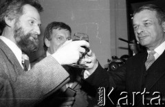 6.02-5.04.1989, Warszawa, Polska. 
Pałac Namiestnikowski, obrady Okrągłego Stołu. Z lewej stoi Gabriel Janowski, z prawej Czesław Kiszczak.
Fot. Anna Pietuszko, zbiory Ośrodka KARTA