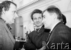 6.02-5.04.1989, Warszawa, Polska.
Pałac Namiestnikowski, w przerwie obrad Okrągłego Stołu. Od lewej: Adam Michnik, Zbigniew Bujak i Leszek Miller.
Fot. Anna Pietuszko, zbiory Ośrodka KARTA