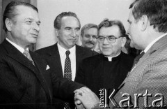6.02-5.04.1989, Warszawa, Polska.
Pałac Namiestnikowski, obrady Okrągłego Stołu. Od lewej na pierwszym planie stoją: Czesław Kiszczak, Ryszard Reiff, ksiądz Alojzy Orszulik i Lech Wałęsa.
Fot. Anna Pietuszko, zbiory Ośrodka KARTA