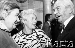 6.02-5.04.1989, Warszawa, Polska.
Pałac Namiestnikowski, przerwa w obradach Okrągłego Stołu. Na zdjęciu od lewej: Stanisława Grabska, Zofia Kuratowska i Edmund Osmańczyk.
Fot. Anna Pietuszko, zbiory Ośrodka KARTA