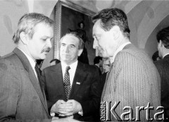 6.02-5.04.1989, Warszawa, Polska.
Pałac Namiestnikowski, przerwa w obradach Okrągłego Stołu. Od prawej stoją: Krzysztof Kozłowski i Ryszard Reiff.
Fot. Anna Pietuszko, zbiory Ośrodka KARTA