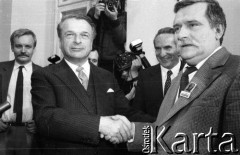 5.04.1989, Warszawa, Polska.
Pałac Namiestnikowski, Czesław Kiszczak i Lech Wałęsa w dniu zakończenia obrad Okrągłego Stołu, z tyłu stoi Ryszard Reiff.
Fot. Anna Pietuszko, zbiory Ośrodka KARTA