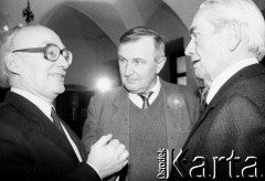 6.02-5.04.1989, Warszawa, Polska.
Pałac Namiestnikowski, przerwa w obradach Okrągłego Stołu. Na zdjęciu z lewej Janusz Reykowski, z prawej Edmund Osmańczyk.
Fot. Anna Pietuszko, zbiory Ośrodka KARTA