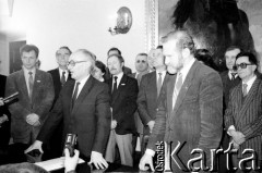 6.02-5.04.1989, Warszawa, Polska.
Pałac Namiestnikowski, obrady Okrągłego Stołu. Uczestnicy zespołu ds. reform politycznych. Na pierwszym planie przewodniczący strony rządowo-koalicyjnej Janusz Reykowski (z lewej) i przewodniczący strony solidarnościowo-opozycyjnej Bronisław Geremek (z prawej). Na drugim planie od lewej stoją: Bogdan Lis, Ryszard Reiff, Janusz Onyszkiewicz.
Fot. Anna Pietuszko, zbiory Ośrodka KARTA