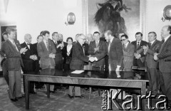 6.02-5.04.1989, Warszawa, Polska.
Pałac Namiestnikowski, obrady Okrągłego Stołu. Uczestnicy zespołu ds. reform politycznych. Na pierwszym planie od lewej: Piotr Nowina-Konopka, Bogdan Lis, przewodniczący strony rządowo-koalicyjnej Janusz Reykowski, przewodniczący strony solidarnościowo-opozycyjnej Bronisław Geremek. W głębi m.in. Edmund Osmańczyk (3. z lewej) i Piotr Baumgart (7. z lewej).
Fot. Anna Pietuszko, zbiory Ośrodka KARTA
