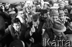 6.02.1989, Warszawa, Polska.
Pierwszy dzień obrad Okrągłego Stołu. Przedstawiciele strony solidarnościowo-opozycyjnej w drodze do Pałacu Namiestnikowskiego na obrady. Wśród tłumu (od lewej): Andrzej Rzeczycki, Lech Wałęsa, Jacek Kuroń, Tadeusz Mazowiecki, Janusz Onyszkiewicz.
Fot. Anna Pietuszko, zbiory Ośrodka KARTA