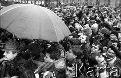 6.02.1989, Warszawa, Polska. 
Przedstawiciele strony solidarnościowo-opozycyjnej w drodze na obrady Okrągłego Stołu do Pałacu Namiestnikowskiego. Pod parasolem Lech Wałęsa i Tadeusz Mazowiecki.
Fot. Anna Pietuszko, zbiory Ośrodka KARTA