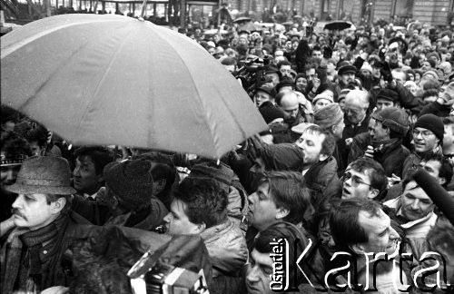 6.02.1989, Warszawa, Polska. 
Przedstawiciele strony solidarnościowo-opozycyjnej w drodze na obrady Okrągłego Stołu do Pałacu Namiestnikowskiego. Pod parasolem Lech Wałęsa i Tadeusz Mazowiecki.
Fot. Anna Pietuszko, zbiory Ośrodka KARTA