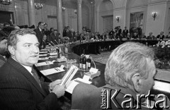 6.02.1989, Warszawa, Polska.
Pierwszy dzień obrad Okrągłego Stołu. Lech Wałęsa przy stole obrad w Sali Kolumnowej Pałacu Namiestnikowskiego.
Fot. Anna Pietuszko, zbiory Ośrodka KARTA