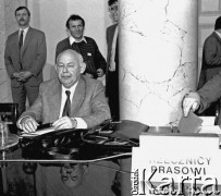 6.02.1989, Warszawa, Polska.
Pierwszy dzień obrad Okrągłego Stołu. Rzecznik prasowy rządu Jerzy Urban przy stole rzeczników, z tyłu w środku Henryk Wujec.
Fot. Anna Pietuszko, zbiory Ośrodka KARTA