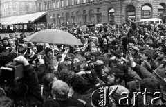 6.02.1989, Warszawa, Polska. 
Przedstawiciele strony solidarnościowo-opozycyjnej w drodze na obrady Okrągłego Stołu do Pałacu Namiestnikowskiego. Wśród tłumu Tadeusz Mazowiecki.
Fot. Anna Pietuszko, zbiory Ośrodka KARTA