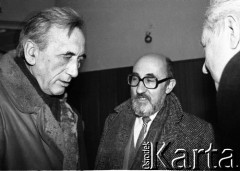 6.02.1989, Warszawa, Polska.
Pierwszy dzień obrad Okrągłego Stołu. Od lewej stoją: Tadeusz Mazowiecki i Stefan Bratkowski. 
Fot. Anna Pietuszko, zbiory Ośrodka KARTA