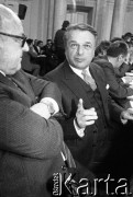 6.02-5.04.1989, Warszawa, Polska. 
Obrady Okrągłego Stołu w Pałacu Namiestnikowskim. Od lewej siedzą: Stanisław Ciosek i Czesław Kiszczak.
Fot. Anna Pietuszko, zbiory Ośrodka KARTA