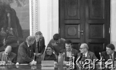 6.02-5.04.1989, Warszawa, Polska.
Obrady Okrągłego Stołu. Na zdjęciu od lewej: Stefan Bratkowski, NN, Tadeusz Mazowiecki, Stanisława Grabska, NN, Zbigniew Bujak.
Fot. Anna Pietuszko, zbiory Ośrodka KARTA