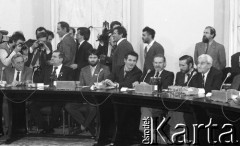 6.02.1989, Warszawa, Polska.
Pałac Namiestnikowski, obrady Okrągłego Stołu. Strona solidarnościowo-opozycyjna, siedzą od lewej: Tadeusz Mazowiecki, Lech Wałęsa, Władysław Frasyniuk, Zbigniew Bujak, Bronisław Geremek, Edward Radziewicz, Jerzy Turowicz. 3. prawej stoi Henryk Wujec.
Fot. Anna Pietuszko, zbiory Ośrodka KARTA