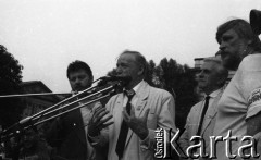 26.05.1989, Warszawa, Polska. 
Spotkanie francuskiego aktora i piosenkarza Yves Montanda ze strajkującymi studentami Uniwersytetu Warszawskiego na dziedzińcu biblioteki uniwersyteckiej. Od lewej: NN, Yves Montand, Andrzej Łapicki, Maciej Jankowski.
Fot. Anna Pietuszko, zbiory Ośrodka KARTA
