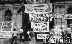 25.05.1989, Warszawa, Polska. 
Strajk okupacyjny studentów Uniwersytetu Warszawskiego, ogłoszony po odrzuceniu wniosku o rejestrację Niezależnego Zrzeszenia Studentów przez Sąd Wojewódzki w Warszawie. Transparenty przy bramie głównej m.in. o treści: 