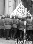 Maj 1989, Warszawa, Polska. 
Manifestacja Polskiej Partii Socjalistycznej przed wyborami. Milicjanci uniemożliwiają przemarsz manifestującym.
Fot. Anna Pietuszko, zbiory Ośrodka KARTA