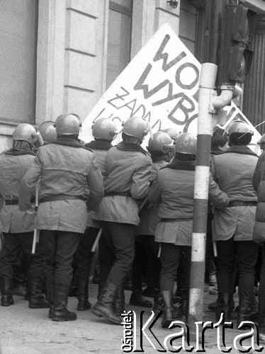 Maj 1989, Warszawa, Polska. 
Manifestacja Polskiej Partii Socjalistycznej przed wyborami. Milicjanci uniemożliwiają przemarsz manifestującym.
Fot. Anna Pietuszko, zbiory Ośrodka KARTA