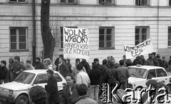 Maj 1989, Warszawa, Polska. 
Manifestacja Polskiej Partii Socjalistycznej, Konfederacji Polski Niepodległej przed wyborami. 
Fot. Anna Pietuszko, zbiory Ośrodka KARTA