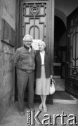 4.06.1989, Warszawa, Polska.
Wybory parlamentarne. Jan Józef Lipski z żoną Marią przed Obwodową Komisją Wyborczą nr 117. 
Fot. Anna Pietuszko, zbiory Ośrodka KARTA