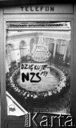 Czerwiec 1989, Warszawa, Polska.
Plakaty ze zdjęciem z obrad Okrągłego Stołu i hasłem 