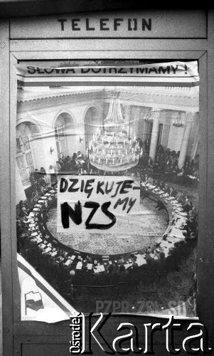 Czerwiec 1989, Warszawa, Polska.
Plakaty ze zdjęciem z obrad Okrągłego Stołu i hasłem 