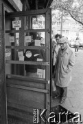 Czerwiec 1989, Warszawa, Polska.
Kolejka przed supersamem na Placu Unii Lubelskiej. Na drzwiach wiszą ulotki wyborcze, m.in. o treści: 
